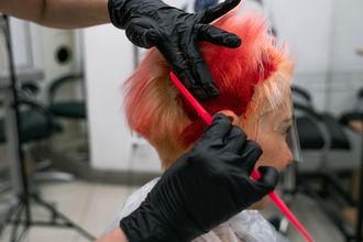 tinturando cabello chica color rojo